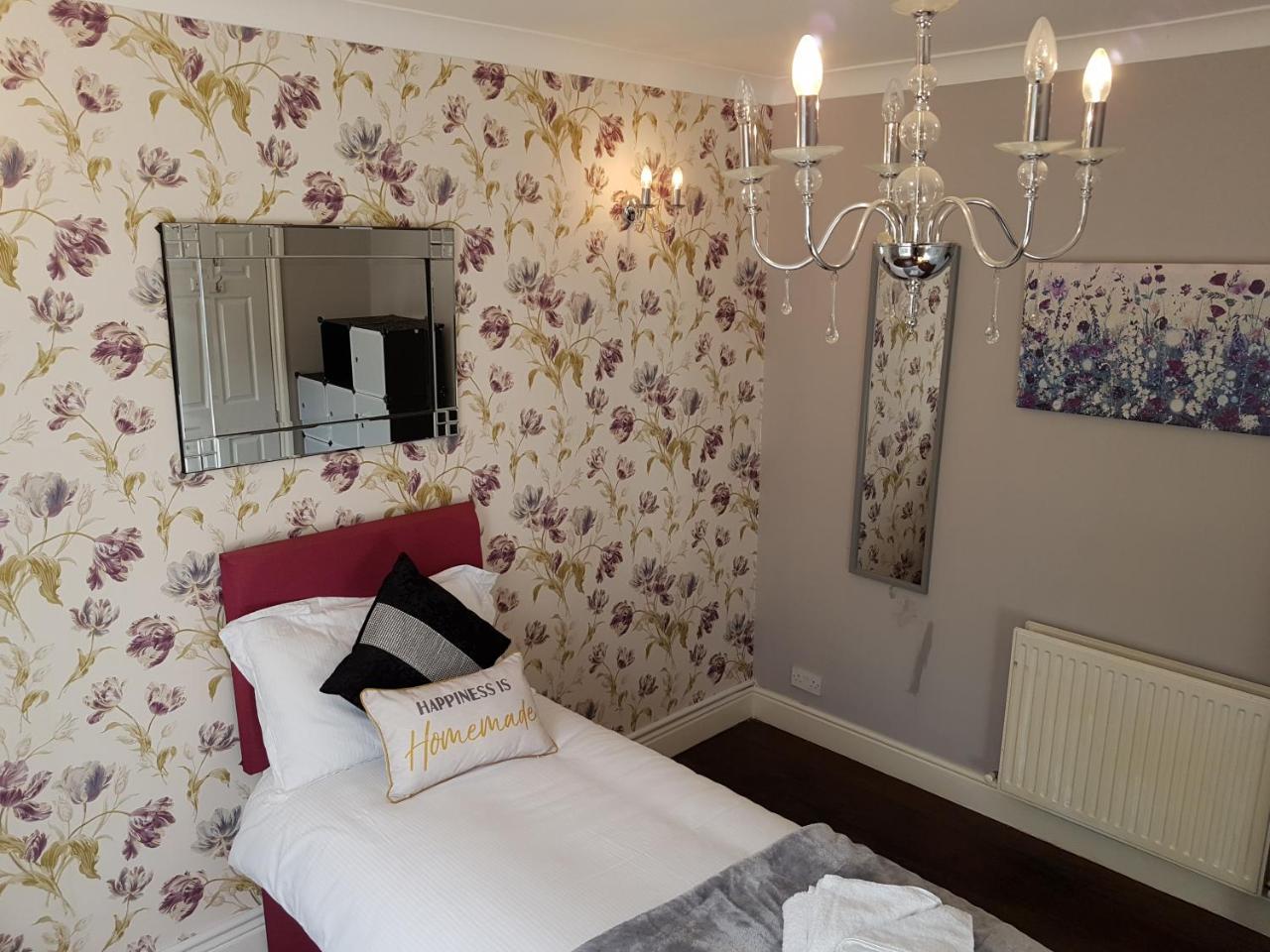 Ferienwohnung Slough Centre Townhouse With Driveway Parking For Up To Two Cars Exterior foto