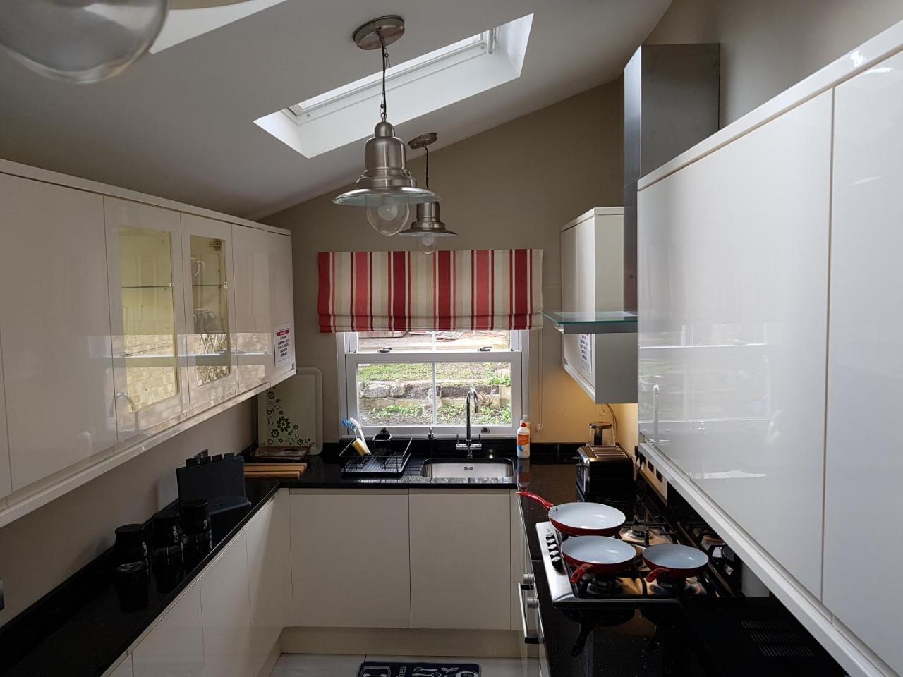 Ferienwohnung Slough Centre Townhouse With Driveway Parking For Up To Two Cars Exterior foto