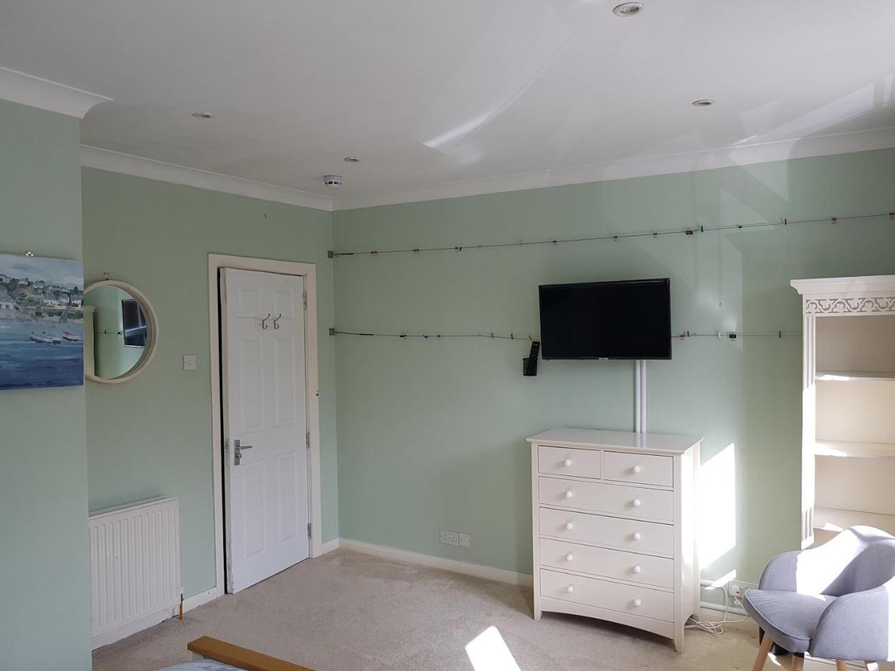 Ferienwohnung Slough Centre Townhouse With Driveway Parking For Up To Two Cars Exterior foto