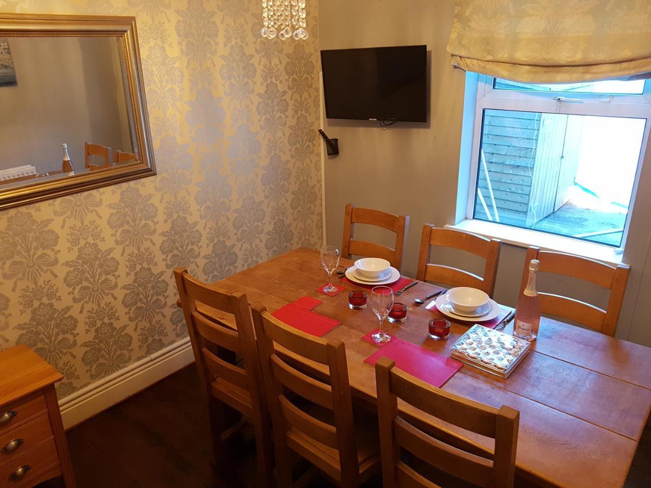 Ferienwohnung Slough Centre Townhouse With Driveway Parking For Up To Two Cars Exterior foto